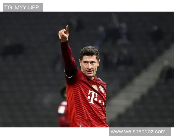 莱万欧冠表现惊艳10场12球领跑射手榜金靴稳稳在握